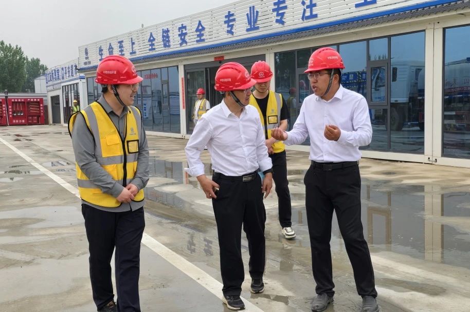 公司黨委書記、董事長高學(xué)武到啟動區(qū)項目檢查指導(dǎo)工作.jpg